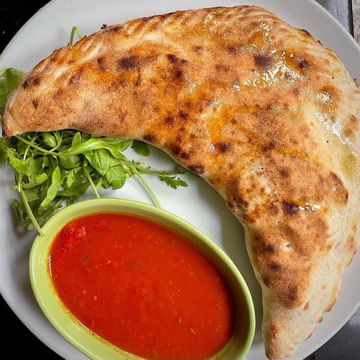 🍕 Happy #NationalPizzaDay! It’s all about the dough! 🍕

With 19 pizzas &amp; 4 calzone to choose from there’s something for everyone. You can always customise your pizza too! 🍕🤌🏽

Book your table: bit.ly/OpenTablePV
☎️ for collection. 
Hit Just Eat for 🛵

#pizza #foodie