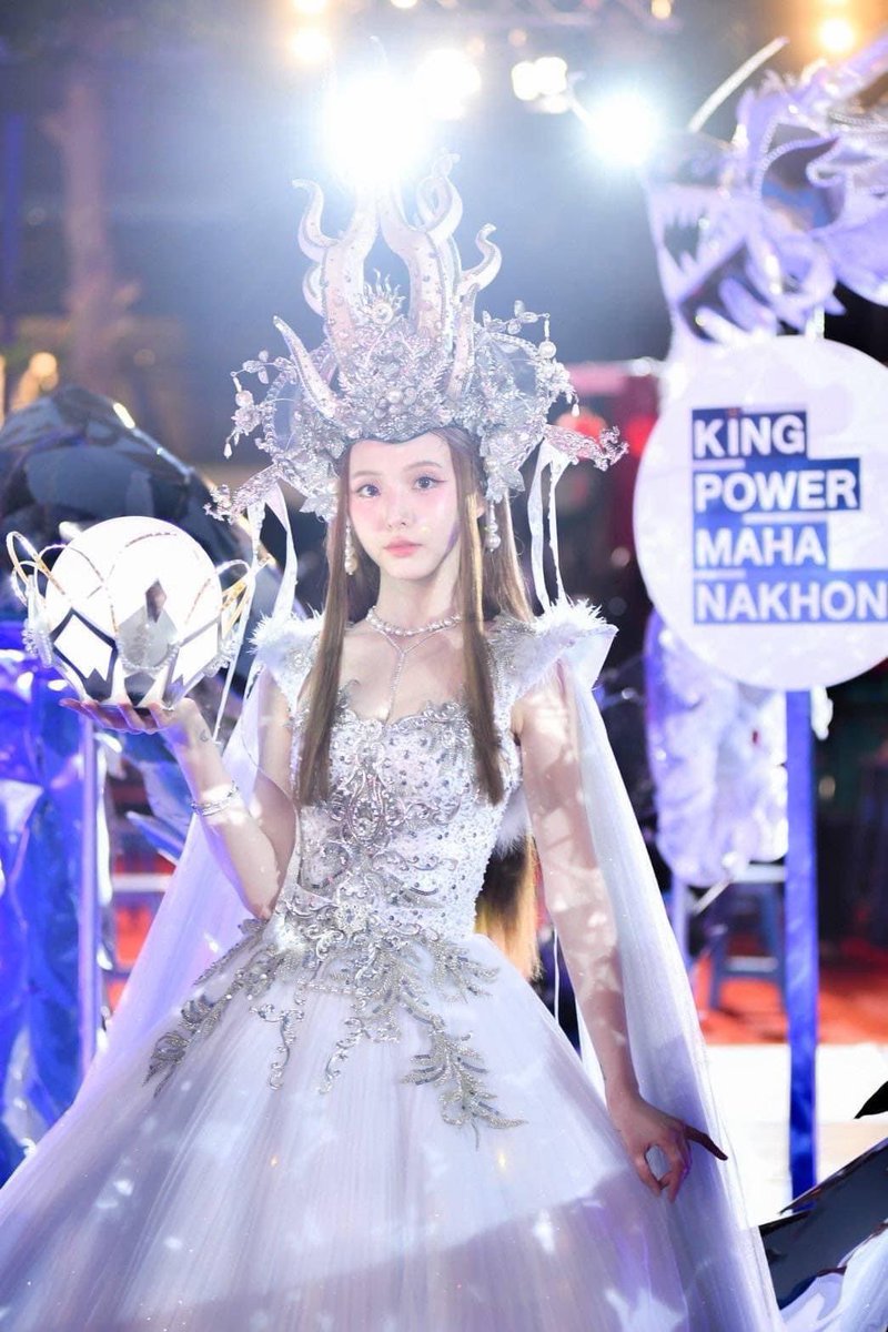AllNews_th's tweet photo. โชว์สุดอลัง!! เนเน่ พรนับพัน ร่วมโชว์ชุดมังกรกระจก งานเปิด “Mahanakhon Chinese Festive Market” ณ คิง เพาเวอร์ มหานคร
🔗 https://t.co/0yTRDZc20h
#เนเน่ตรุษจีนมหานคร
#ChineseNewYearxKingPowerMahanakhon #KingPowerMahanakhon
#DragonShow #CNYMarket
#เนเน่ #Nene #Nene郑乃馨 https://t.co/YkBTHze12b