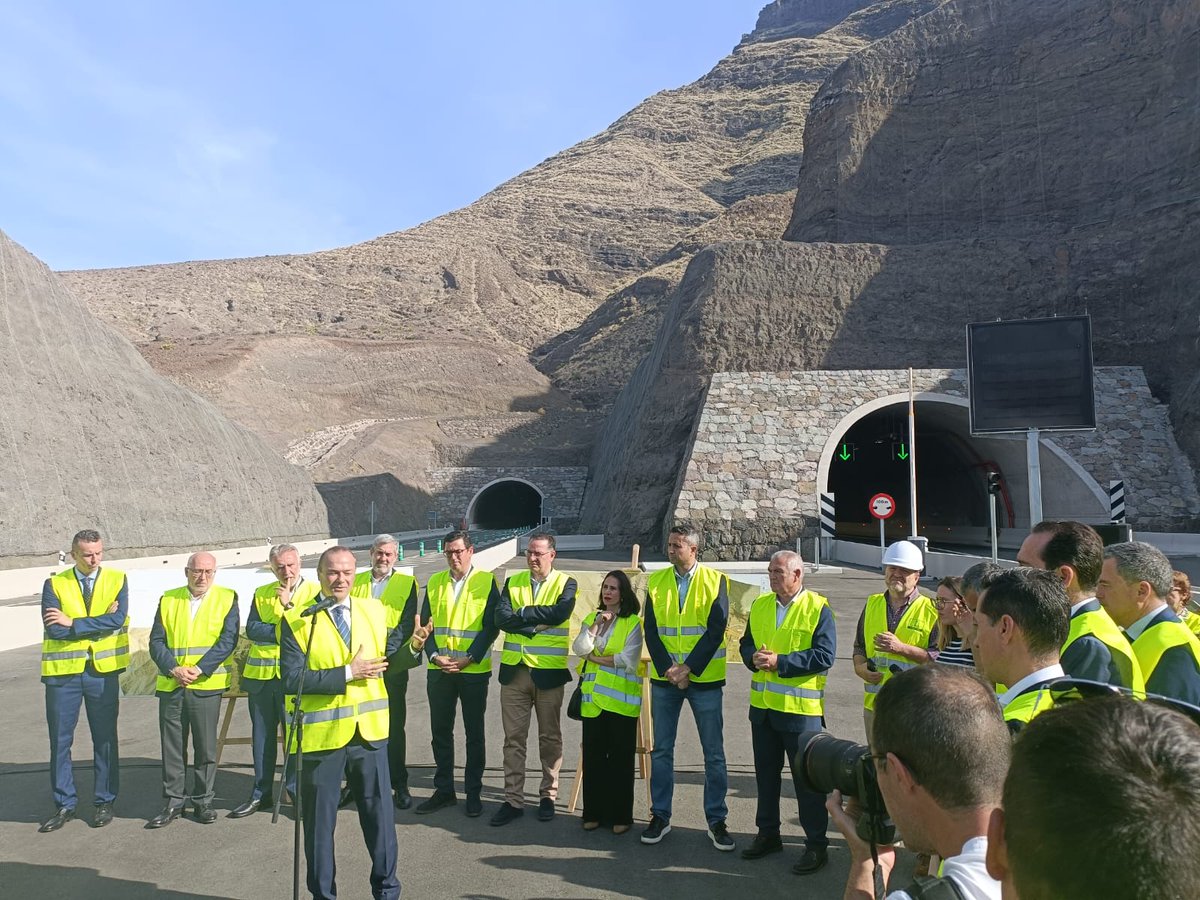 comsa_corp's tweet photo. Esta mañana, el presidente de Canarias @FClavijoBatlle y el ministro de Política Territorial y Memoria Democrática @avtorresp inauguraron los #túneles de #Faneque. Con 2.130 metros, estos túneles cuentan con #ITS de Scada abierto, implementado por COMSA Industrial. https://t.co/nzWfvHrRhu