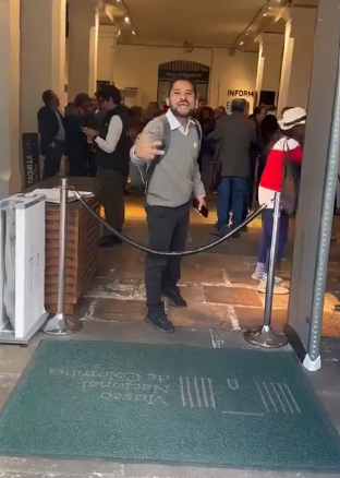 Aladiestra1's tweet photo. ¿Quién es este "infiltrado" en las marchas orquestadas para secuestrar magistrados?
Se le ve también acosando a senadores como @MiguelPoloP  y periodistas, ¿Quién es? ¿A que organismo pertenece? ¿Cuánto le pagan? ¿Por qué es tan importante que Petro lo lleva a Davos?
#LaMarchaFue https://t.co/NQqnbVH4zv