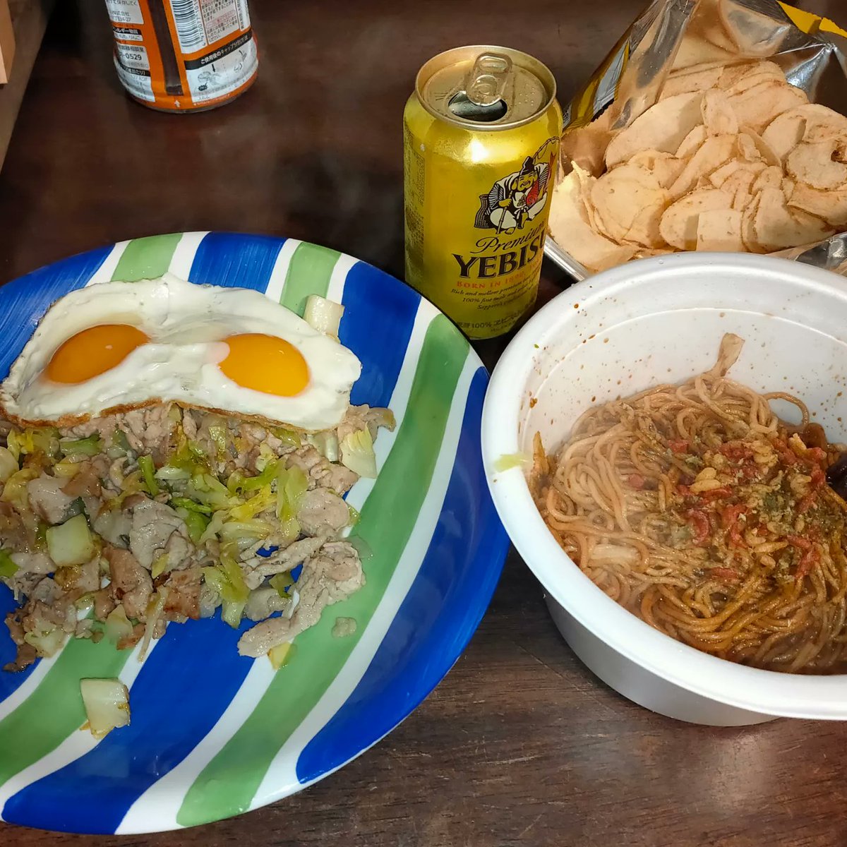 daikon_t's tweet photo. 安芸高田市の石丸市長がYouTubeライブで
UFO食べてるのを見てからずっと食べたかった！
今夜はとことんジャンキー。
追いトッピングの野菜炒めと目玉焼きが
ナウシカのトルメキア兵のよう。
カップ焼きそばはUFO派
ピンク・レディーはケイちゃん派 https://t.co/MECOtxBeYc