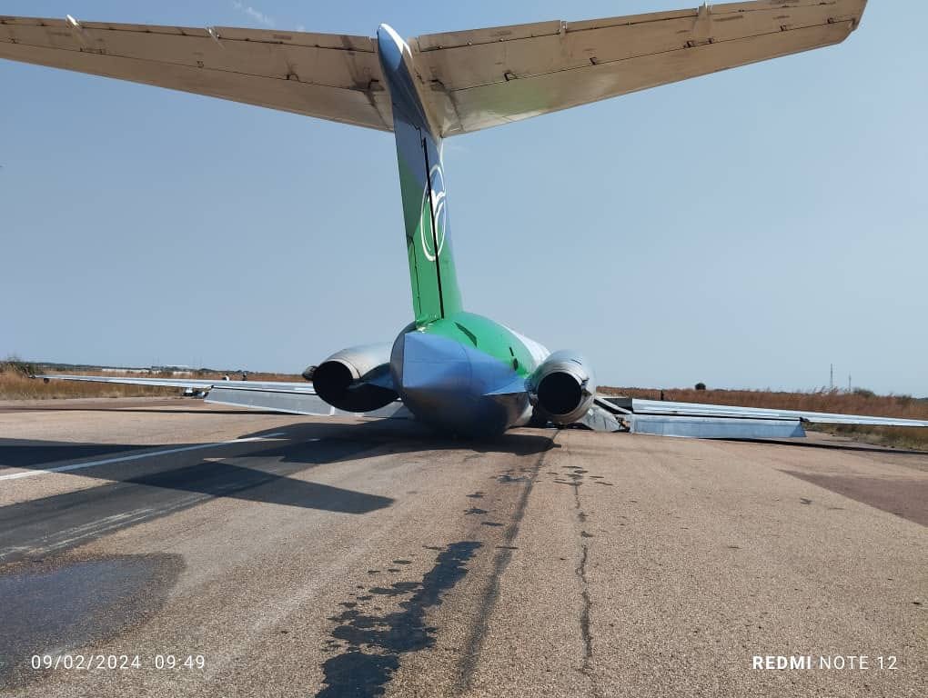 Enel_Aire's tweet photo. #Entérate Un MD-82 con matrícula 5Y-AXL de #AfricanExpressAirways sufrió daños severos después de que su tren de aterrizaje colapsara al realizar un aterrizaje corto cerca del umbral de pista en el Aeropuerto Malakal en Sudán del Sur. No se reportaron heridos durante el incidente.