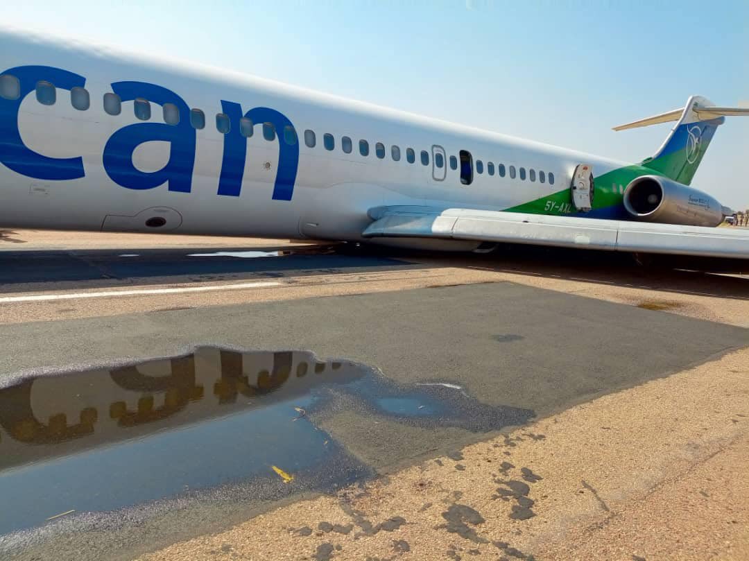 Enel_Aire's tweet photo. #Entérate Un MD-82 con matrícula 5Y-AXL de #AfricanExpressAirways sufrió daños severos después de que su tren de aterrizaje colapsara al realizar un aterrizaje corto cerca del umbral de pista en el Aeropuerto Malakal en Sudán del Sur. No se reportaron heridos durante el incidente.