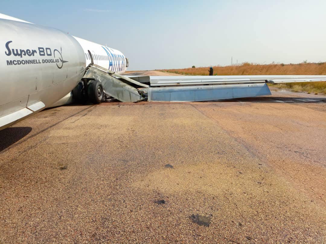 Enel_Aire's tweet photo. #Entérate Un MD-82 con matrícula 5Y-AXL de #AfricanExpressAirways sufrió daños severos después de que su tren de aterrizaje colapsara al realizar un aterrizaje corto cerca del umbral de pista en el Aeropuerto Malakal en Sudán del Sur. No se reportaron heridos durante el incidente.