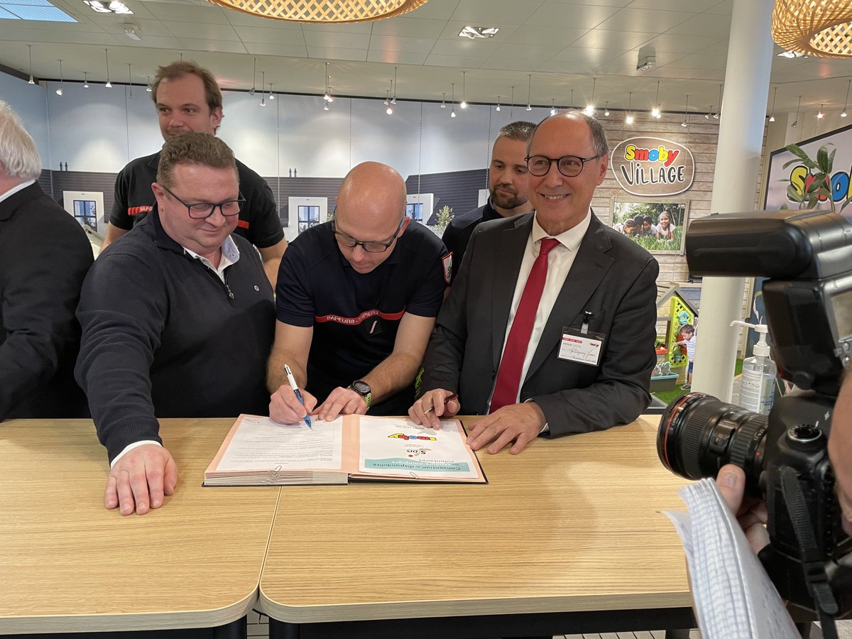 Hugues Deregnaucourt (@ddsis01) on Twitter photo Très belle convention signée entre la société SMOBY et @SDIS01 <a href="/SDIS39/">SDIS du Jura</a> pour 4 SPV, le directeur général se voit remettre le label employeur des mains du pdt <a href="/Departement_AIN/">Département de l'Ain</a> <a href="/Prefet01/">Préfète de l'Ain</a>
« Cette convention est un atout pour recruter des employés « aujourd’hui Très belle convention signée entre la société SMOBY et @SDIS01 <a href="/SDIS39/">SDIS du Jura</a> pour 4 SPV, le directeur général se voit remettre le label employeur des mains du pdt <a href="/Departement_AIN/">Département de l'Ain</a> <a href="/Prefet01/">Préfète de l'Ain</a>
« Cette convention est un atout pour recruter des employés « aujourd’hui