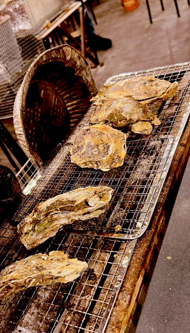 おカメと牡蠣小屋で呑んで食べて楽しい花金してきたお腹いっぱい 