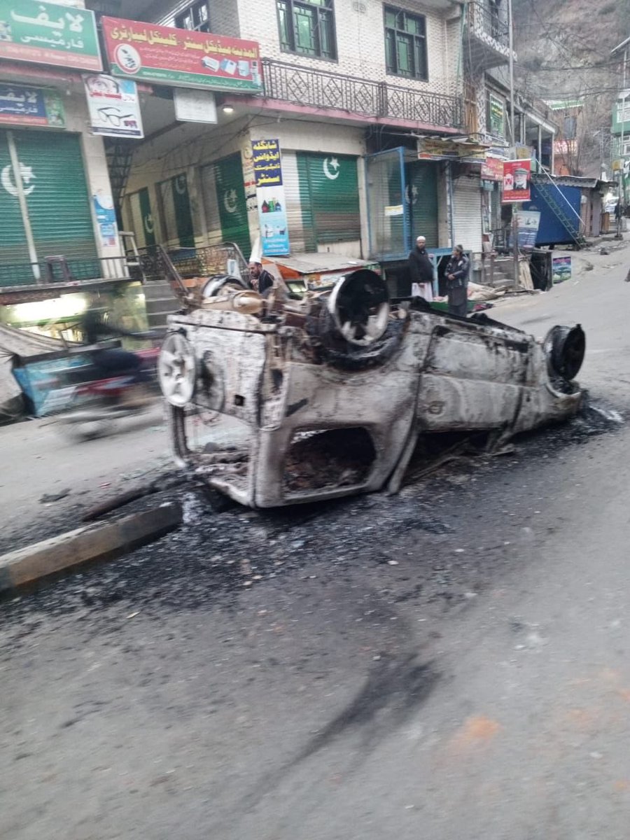 HamzaAzhrSalam's tweet photo. Aftermath: PTI workers burned police cars in Shangla. #NA11 https://t.co/PIboFNanvL