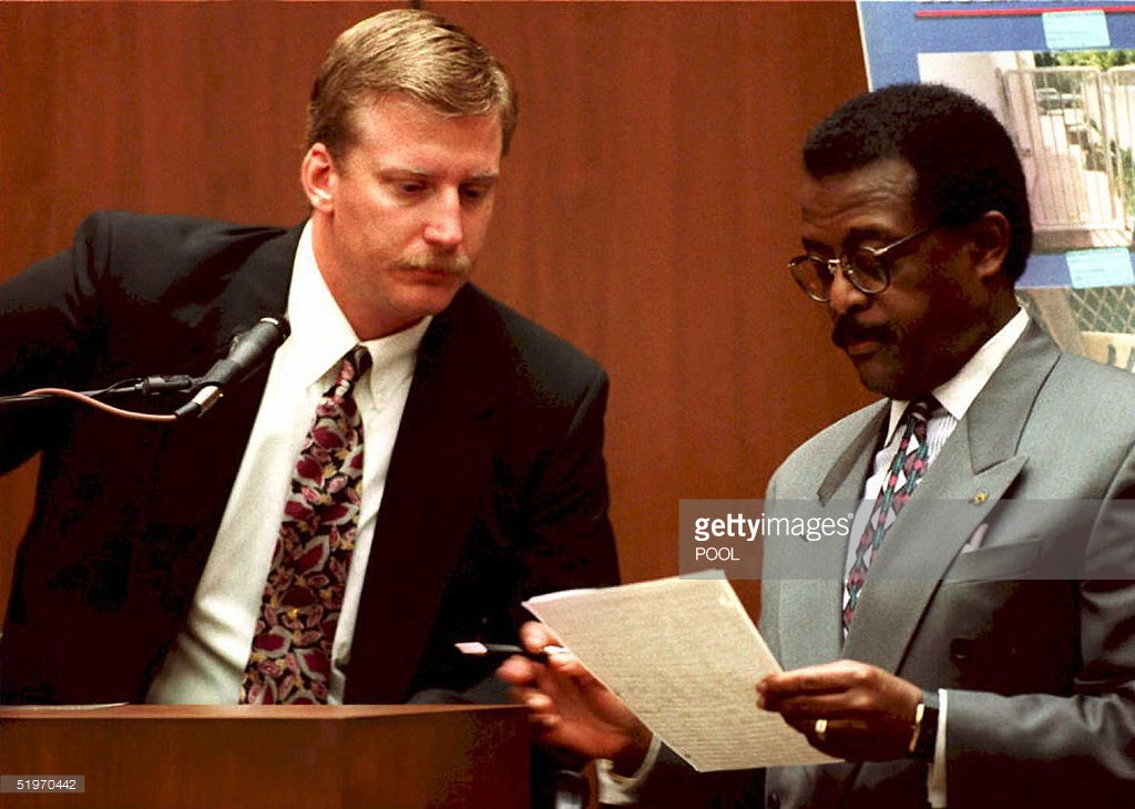 1995 OJ trial #lapdofficer Robert Riske presents his testimony. Riske was the first officer on the scene @oxygen @VFJPod @CNN @LADAOffice @latimes @CAMFaults @calitruecrime @Sal_LaBarbera @thatmarciaclark