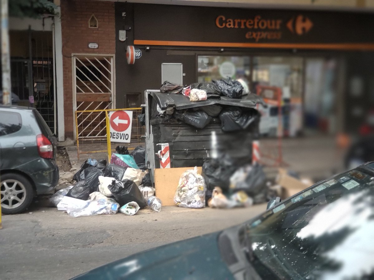 Pésimo manejo de residuos, desinterés de un comercio y arreglo de veredas al mismo tiempo: paisaje desolador, olor pestilente y roedores en Colodrero e Iberá, Urquiza. ¿Cómo lo ven <a href="/jorgemacri/">Jorge Macri</a>, <a href="/claramuzzio/">Clara Muzzio</a>, <a href="/carrefourarg/">Carrefour Argentina</a> y @SolbayresBA?