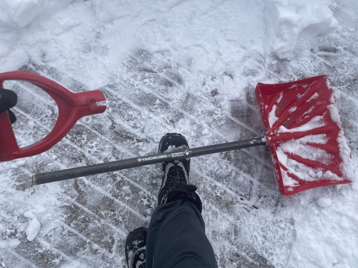 ThatsKoolKai's tweet photo. Dear @CanadianTire - your #yardworks #snowshovel should last more than a year. #dobetter #notCanadainTested https://t.co/lq5eABnHM2