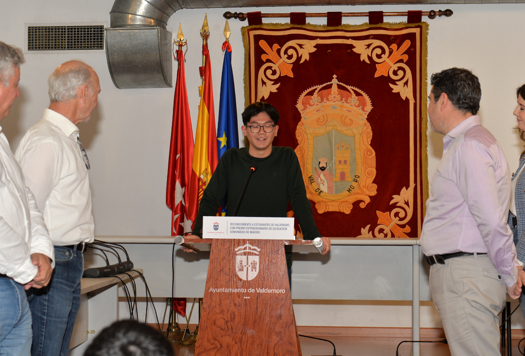 Ayto_Valdemoro's tweet photo. Cuatro estudiantes de Valdemoro reciben los Premios Extraordinarios de Educación de la @ComunidadMadrid. El Ayuntamiento ha reconocido su excelencia en una acto que se ha celebrado en el Salón de Plenos consistorial. https://t.co/RtC9W5SAoe https://t.co/dwNeohKAaS