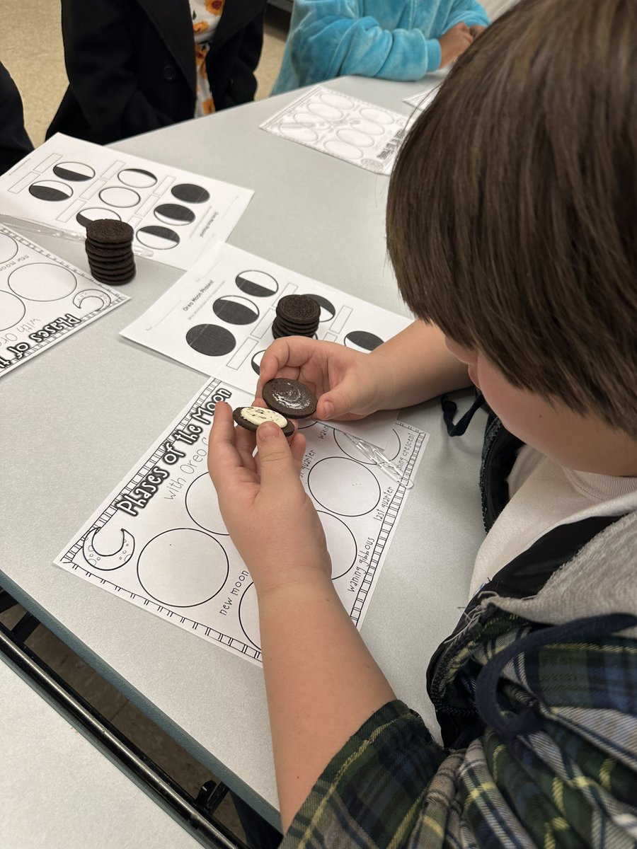 Principal_P1906's tweet photo. Oreos and the Phases of the Moon? Who knew! The 5th graders at Smith Elementary started their day with a sweet treat while learning. @hcsOESL @drsbarreau @CJSmithSharks https://t.co/pTHcJiqixc