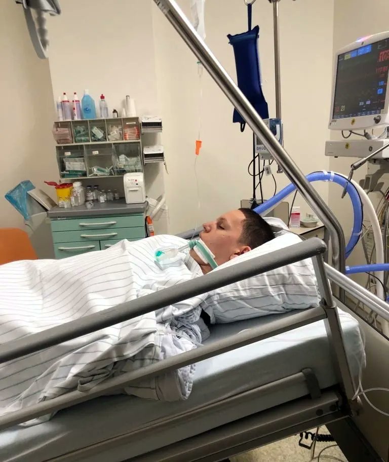 🇩🇪 | Un niño alemán de 16 años está en coma con los pulmones colapsados ​​y una lesión cerebral grave después de recibir una brutal paliza a manos de una banda de 15 árabes. 

Sucedió el 30 de enero de 2024 en una pista de patinaje en Meinerzhagen Renania del Norte-Westfalia. Su