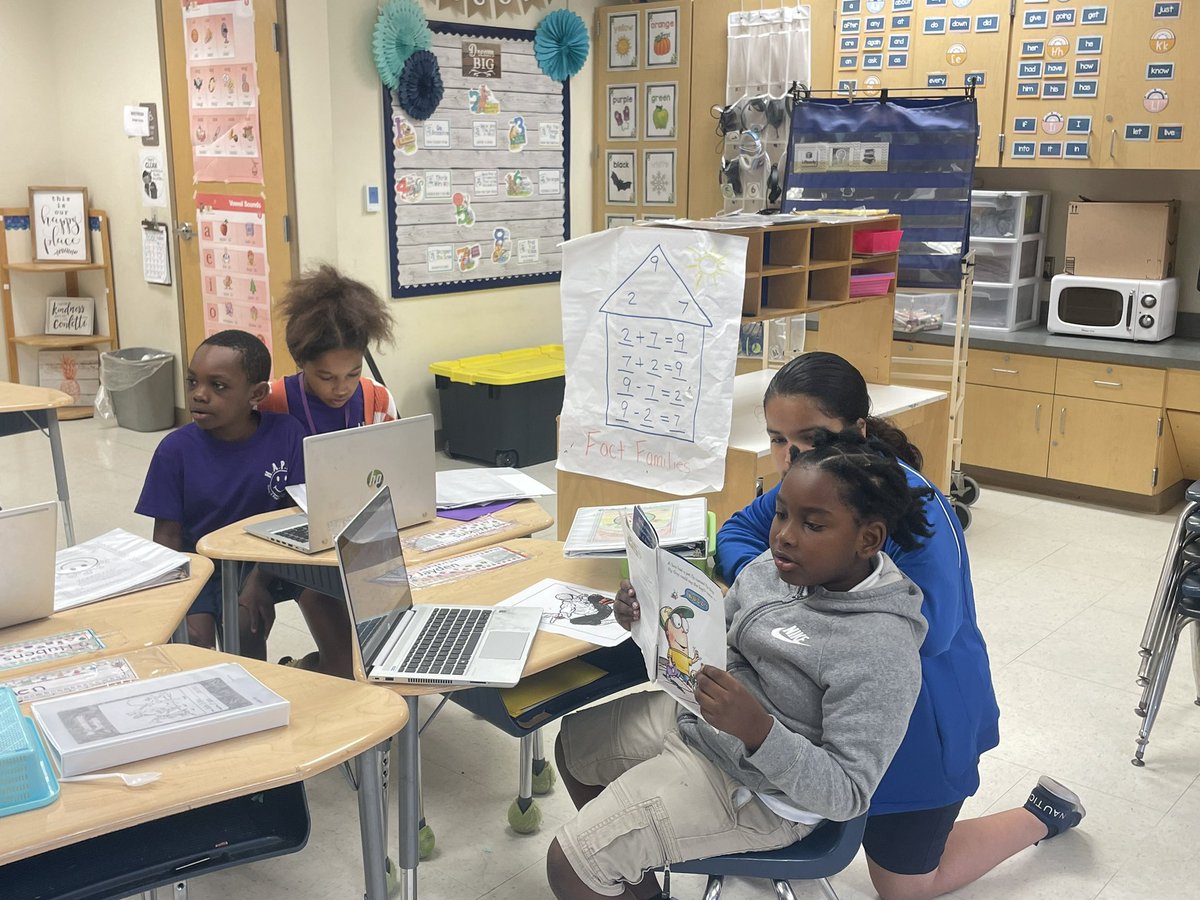 LesJohnson917's tweet image. Accountability partners make reading and succeeding just that much better! Thank you @AkrunStrom class for all your support 💞 I love how excited my kiddos get when you visit! @VOEPanthers #leaderinme #dealtime