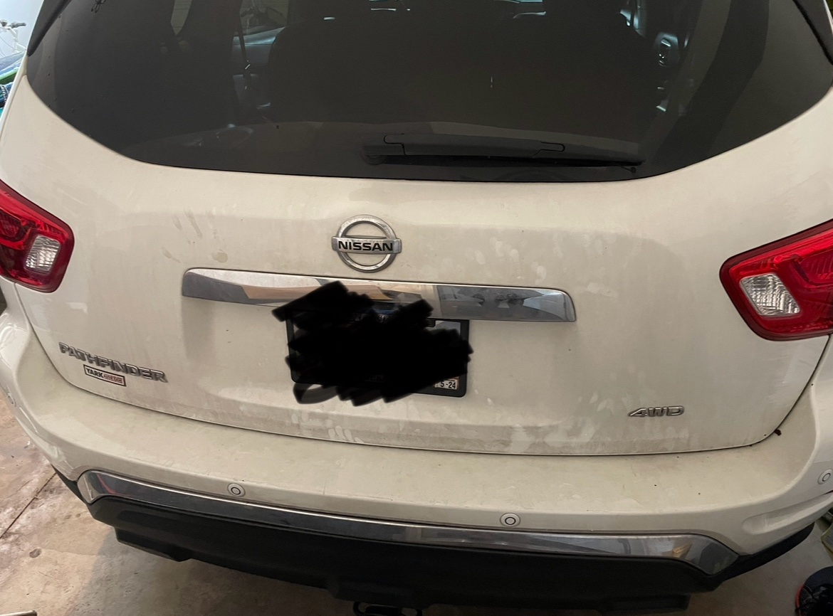 kristentastic's tweet photo. Apparently @CleanAutoWash considers this “clean” 
Back of car didn’t get touched and you can still see the dirt around the wiper area on the windshield. I didn’t even get the most basic wash! https://t.co/NLRxcfLml9