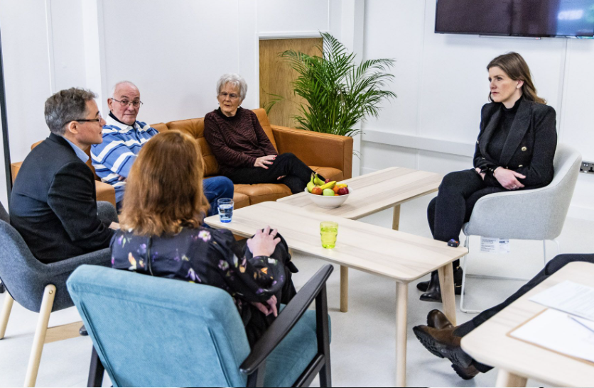 📢 Exciting update! Ahead of her visit to the Science Park, the Secretary of State engaged with Prof. Suzanne Verstappen, Prof. Martin Rutter, & participants about #UKBiobank - a pivotal resource🧬🔬@uk_biobank Check this out at ukbiobank.ac.uk/learn-more-abo…