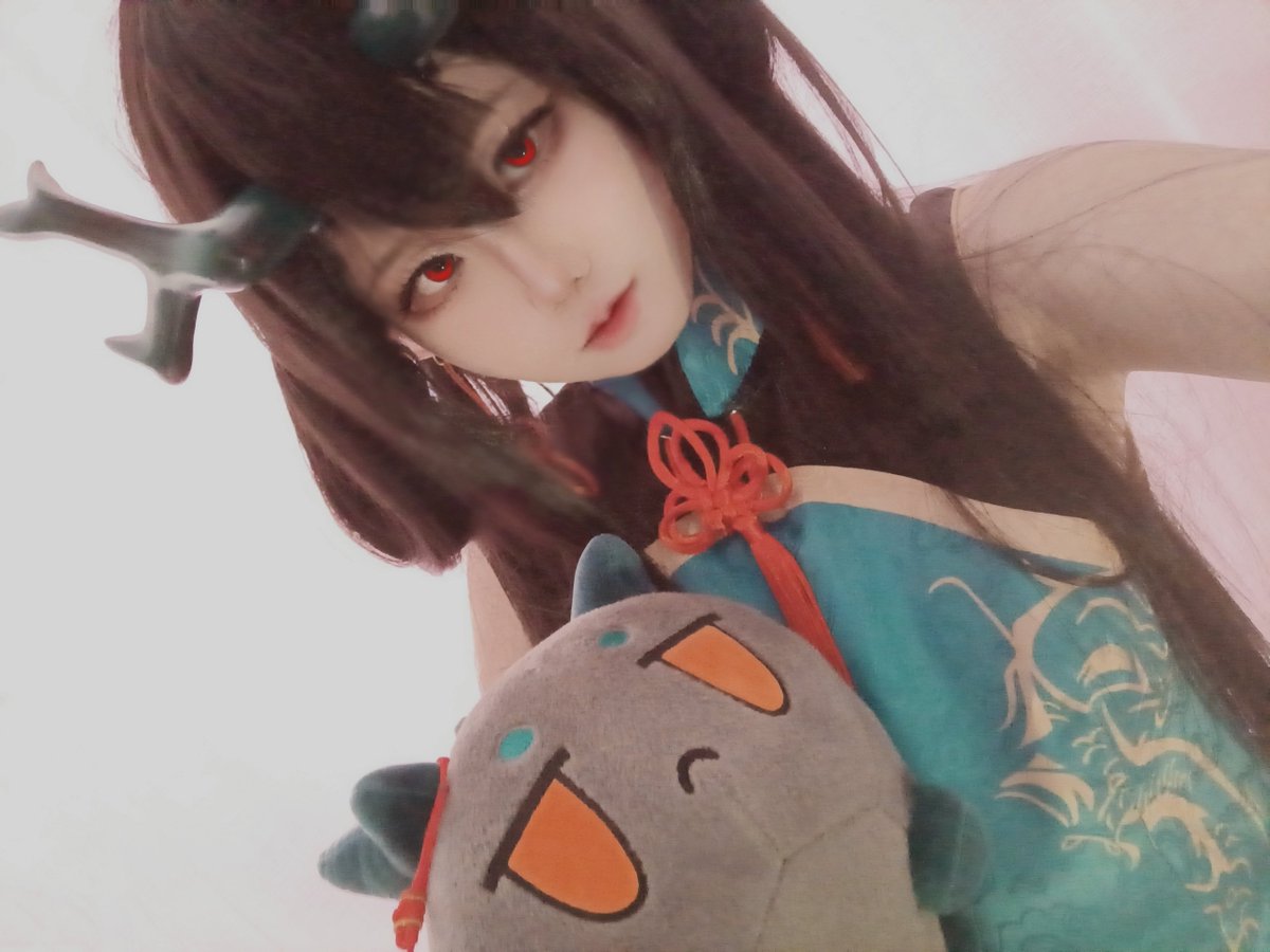 _sweral_'s tweet photo. 除夕快樂( • ̀ω•́ )✧
祝各位心想事成，天天開心，
抽卡必中！！
#Arknights #明日方舟 #アークナイツ #夕 #Dusk #cosp https://t.co/izSZHNsVf5