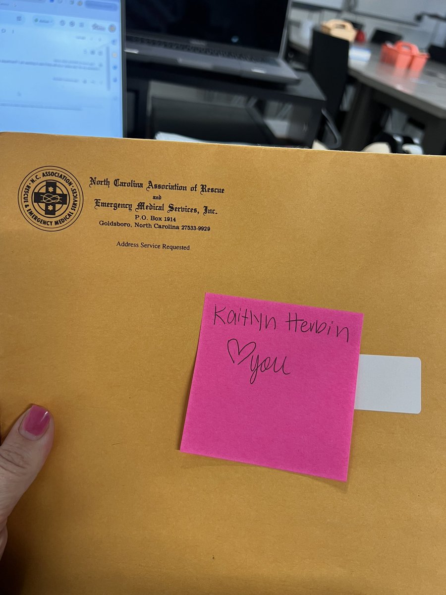 MrsPierce_'s tweet photo. I love having friends who want the best for their kids at different schools! EMT scholarship packet heading to @WMWHS 💪🏼

@MrsHerbinsClass https://t.co/hAAtMY96Pt