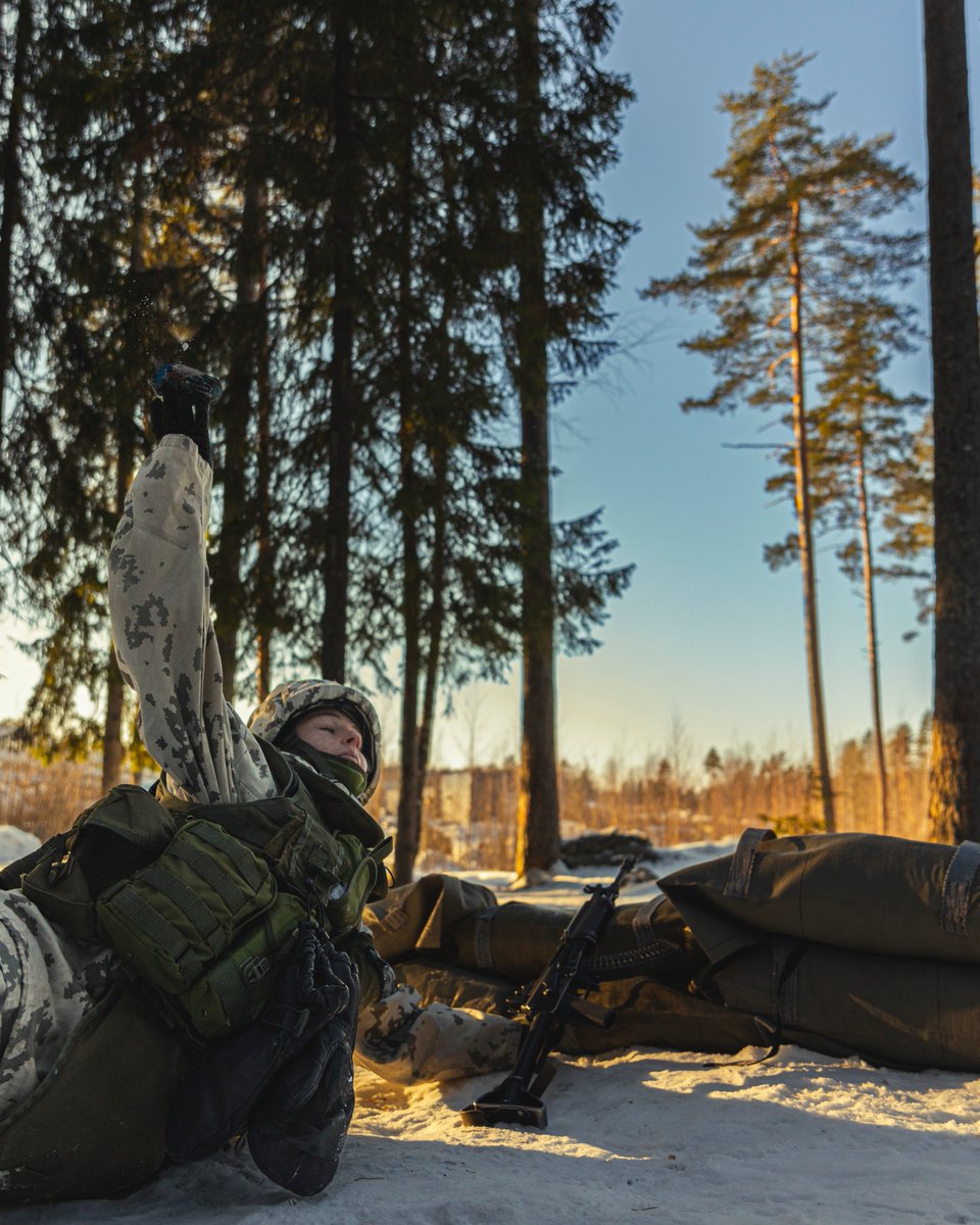 KarjalanPR's tweet photo. Alokasjakson aikana koulutetaan välineitä, joiden käsittely sotilaan on osattava- viuhkapanoksen asentaminen ja naamiointi, sinkotaistelijaparin toiminta, käsikranaatin heittäminen sekä telamiinan asennus ja naamiointi. #Karjalanprikaati @Maavoimat #KYMPIONP #Saapumiserä124 https://t.co/Ur4CrDDTMU