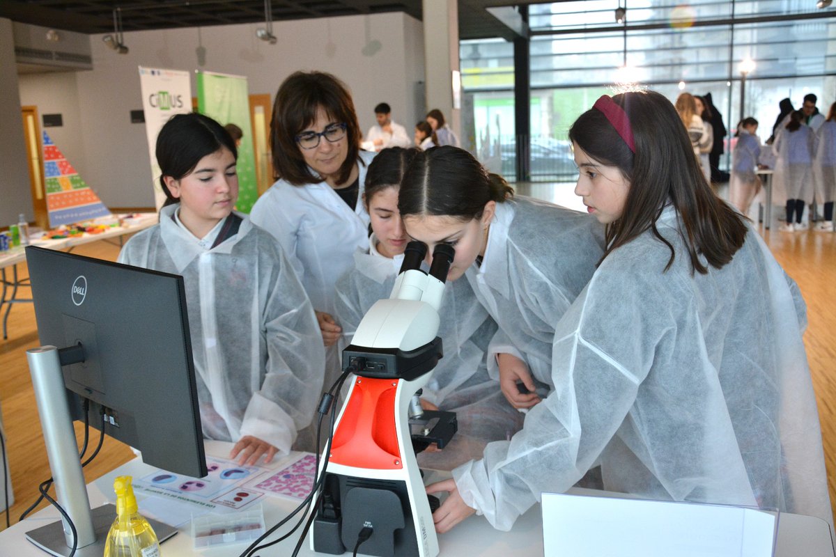 cimususc's tweet photo. #11F | 👩‍🔬👨‍🔬 
1⃣1⃣0⃣ nen@s de Primaria dos colexios @cdmcompostela e CEIP Plurilingüe de Cerdeiriñas, @Viladecruces,  celebraron connosco e a @ContraCancerAC -Santiago, o día #DíaInternacionaldaMullereaNenanaCiencia con obradoiros científicos no #CiMUS.

🫶 Grazas! #CienciaViva https://t.co/k03Wwf3zvp
