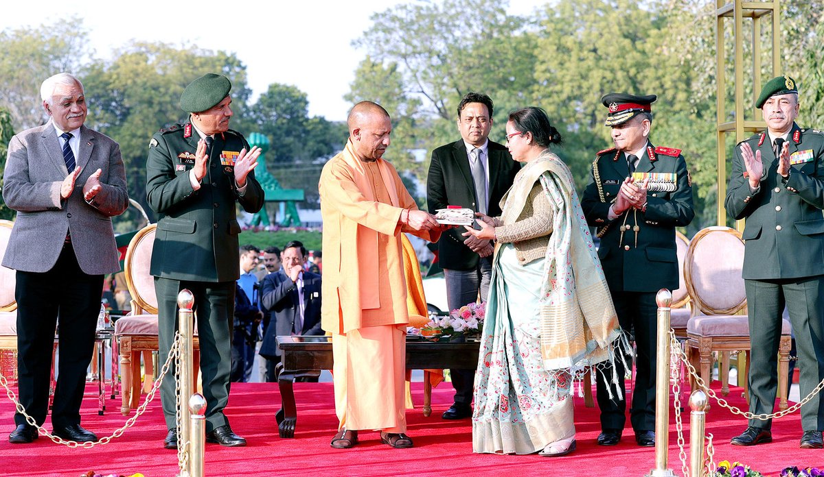 myogiadityanath's tweet photo. जनपद लखनऊ में आज 11 गोरखा राइफल्स रेजिमेंटल सेंटर द्वारा आयोजित 'किरांति शौर्य समारोह' में सम्मिलित हुआ। इस अवसर पर वीर नारियों को सम्मानित भी किया।

इस सेंटर के सफलतापूर्वक 75 वर्ष पूर्ण होने के अवसर पर सभी सैन्य अधिकारियों, बहादुर जवानों, पूर्व सैनिकों व उनके परिवार के सदस्यों को हृदय से बधाई!