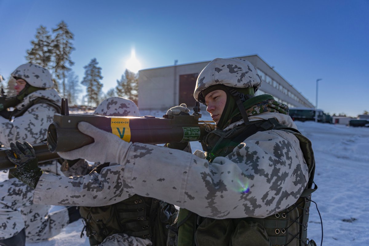 KarjalanPR's tweet photo. Alokasjakson aikana koulutetaan välineitä, joiden käsittely sotilaan on osattava- viuhkapanoksen asentaminen ja naamiointi, sinkotaistelijaparin toiminta, käsikranaatin heittäminen sekä telamiinan asennus ja naamiointi. #Karjalanprikaati @Maavoimat #KYMPIONP #Saapumiserä124 https://t.co/Ur4CrDDTMU