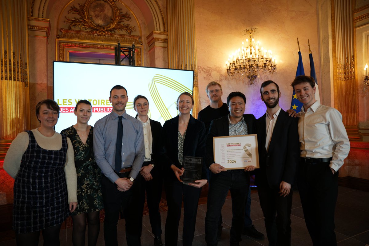 Hier, le prix de l'innovation des Victoires des Acteurs publics a été remis à Stéphanie Schaer pour notre projet d'IA générative Albert 🤖 . Cette victoire est le fruit d'un travail acharné au sein de l'équipe d'Etalab de la @_DINUM 🌟 @acteurspublics