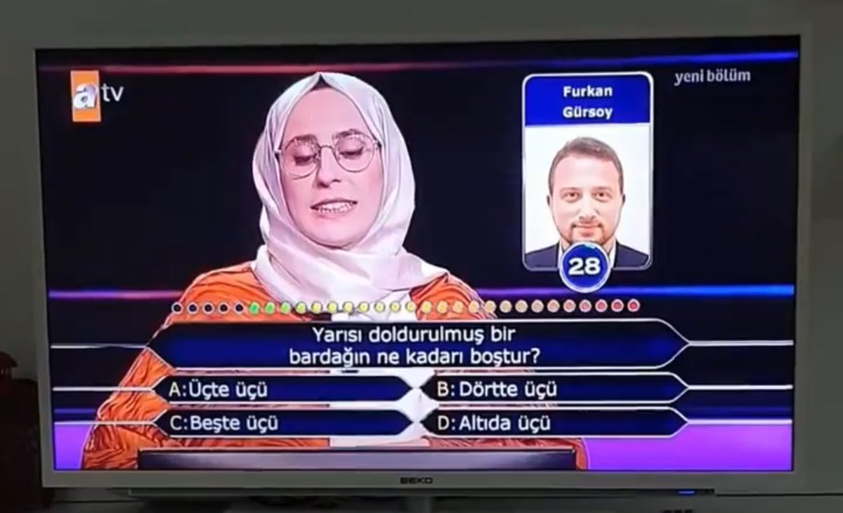 ogretmenlersyfs's tweet photo. Tarih öğretmeni joker olarak matematik öğretmenini arıyor. 
Neyse ki matematik öğretmeni soruyu doğru cevaplıyor… https://t.co/qPlXuRgVce