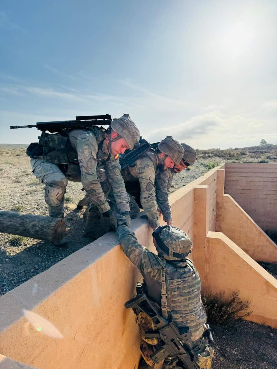FUTER_ET's tweet photo. La 2ª Compañía de Zapadores de la Brigada de #LaLegión realiza unas Jornada de Instrucción Continuada, realizando tiro de combate diurno, ejercicios de contramovilidad y paso de pista de combate, en el Campo de Maniobras y Tiro Álvarez de Sotomayor en Almería.
@EjercitoTierra https://t.co/yz4qKoq70G