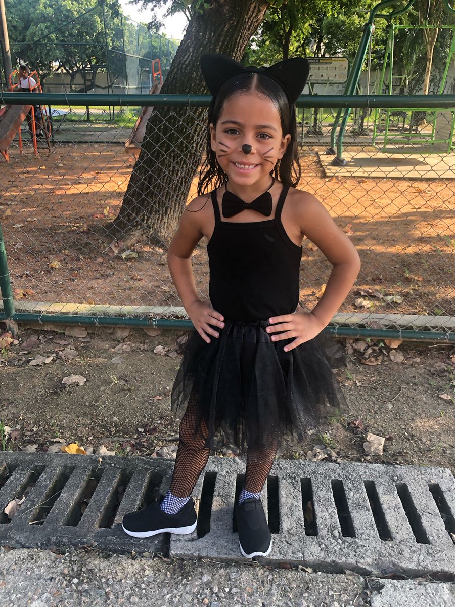 Ontem foi dia de bailinho de Carnaval na escola e como smp minhas princesas lindas, sou tão apaixonada cara 🥰🥰