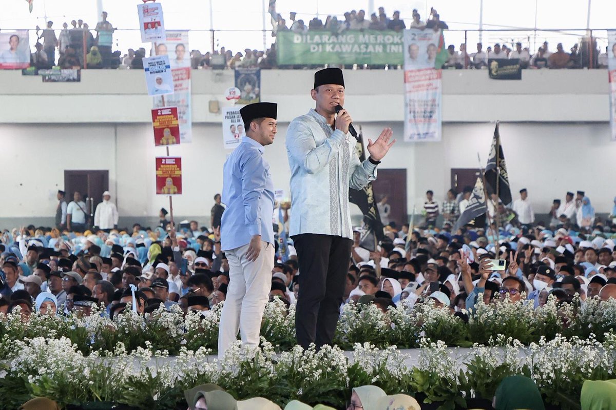 AgusYudhoyono's tweet photo. Alhamdulillah hari ini bisa melakukan doa bersama untuk kemenangan Prabowo - Gibran bersama para kyai, alim ulama serta masy Jawa Timur di Jatim Expo Surabaya. Koalisi Indonesia Maju, termasuk Partai Demokrat, ingin meyakinkan InsyaAllah jika Bapak Prabowo terpilih sebagai Presiden dan memimpin kita dalam 5 tahun ke depan, maka Indonesia akan semakin maju negaranya, dan semakin sejahtera masyarakatnya.