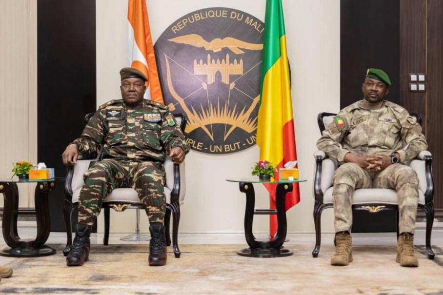 Mohbams9's tweet photo. 💢💢💢
🔸️Tchiani: 60 ans, Général de Brigade, 
🔸️@GoitaAssimi : 41 ans, Colonel,
Mais Tchiani a pour repères Assimi qui lui même cherche encore ses repères. 
Tout est en envers dans l'#AES.

Nb: Critiquer ce n'est pas insulter . https://t.co/aFpLvuGuaF