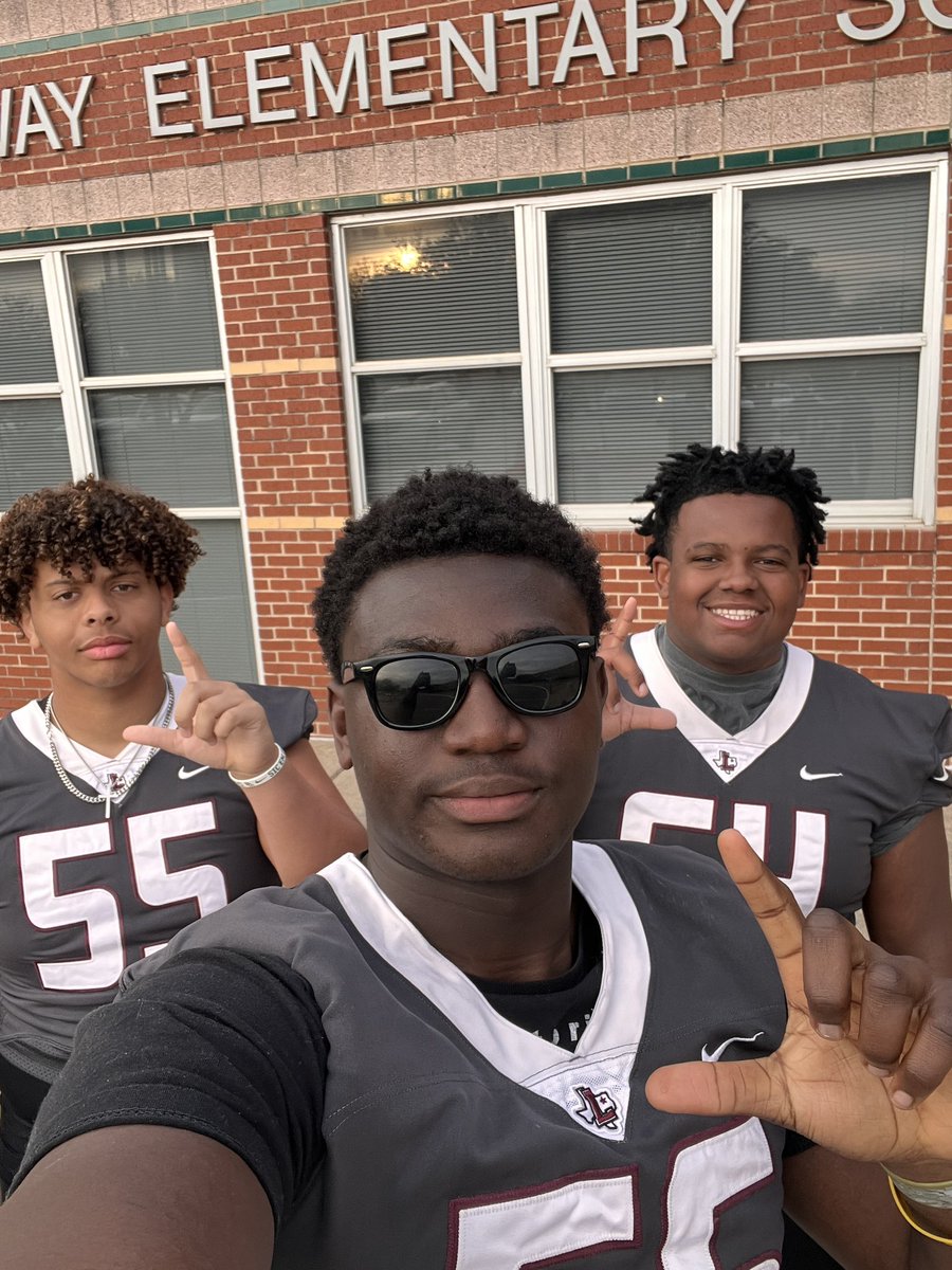 LHSFball's tweet photo. Servant leadership! The JYD was out at @ParkwayES today greeting kids and opening doors. +2 #TheLongMaroonLine #FarmerPride 

@Michael_fasusi7 @Aidanmurphy2026 @SeanHutton64 https://t.co/wiF3N11BgN