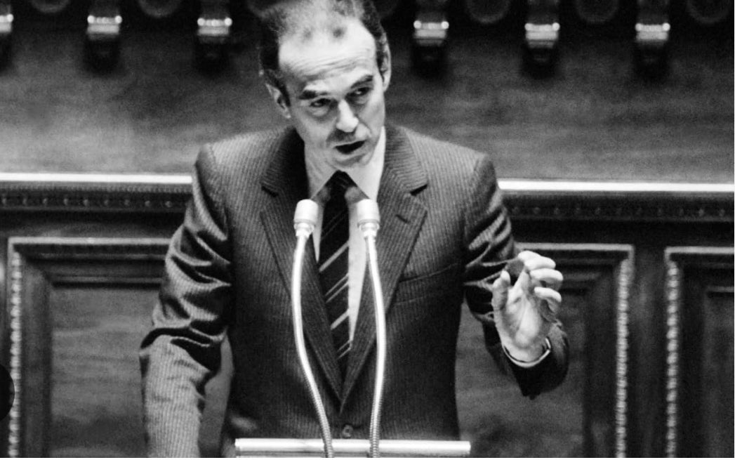 ElseJOSEPH's tweet photo. Hommage à Robert Badinter. Grand juriste, avocat, il a mené le combat contre la peine de mort. Garde des Sceaux, président du Conseil constitutionnel, il a aussi été un Sénateur aux convictions fortes et inébranlables ! La France perd un éminent serviteur de la justice. https://t.co/mz83OnAVM3