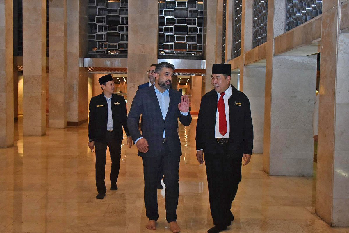 minhajwelfare's tweet photo. 🌐 MWF visited Istiqlal Mosque in Jakarta, Indonesia, capable of accommodating over 150,000 worshippers at maximum capacity. 

 The mosque's primary administrative presented a shield to the MWF team. 

🔗https://t.co/EdkMxFqScB

#MWF #Indonesia #Jakarta https://t.co/K8PH3hEcxF