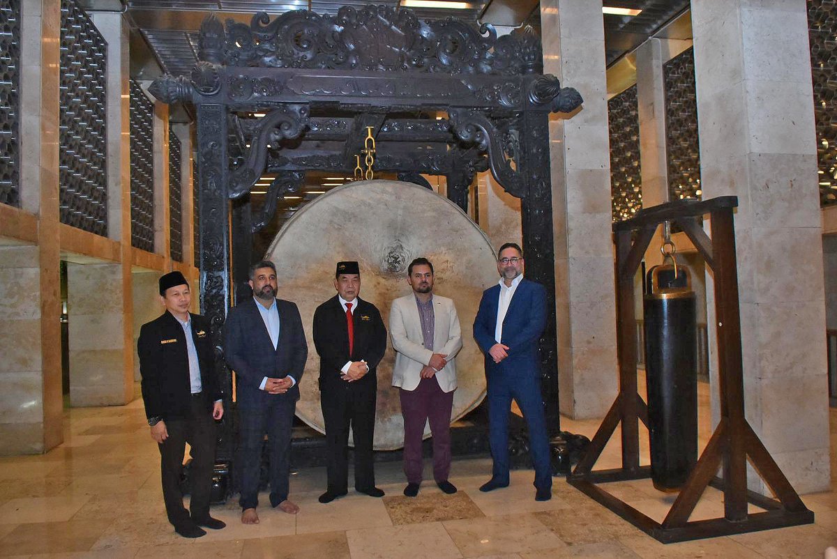minhajwelfare's tweet photo. 🌐 MWF visited Istiqlal Mosque in Jakarta, Indonesia, capable of accommodating over 150,000 worshippers at maximum capacity. 

 The mosque's primary administrative presented a shield to the MWF team. 

🔗https://t.co/EdkMxFqScB

#MWF #Indonesia #Jakarta https://t.co/K8PH3hEcxF