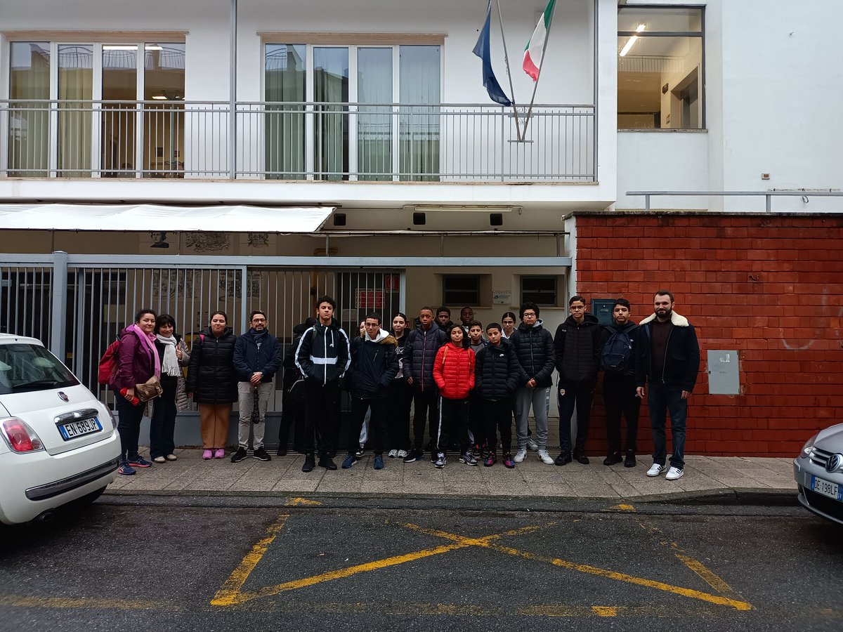 CutronaGisele's tweet photo. Donner du sens à nos apprentissages. Nos élèves français assistent aux cours en Italie 🇪🇺🇫🇷🇮🇹 @College_Jaubert @AcademieNice @ItalienAcNice @ErasmusplusFR https://t.co/ewgfFK0Fm8