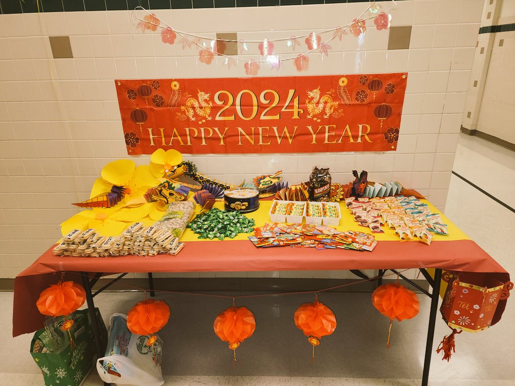 HayesESL1's tweet photo. Celebrating Lunar New Year for the staff here at Webb.  Excited to give teachers a red envelope. @Webb_Bears @GISD4EBs https://t.co/DJxJcUhrcF