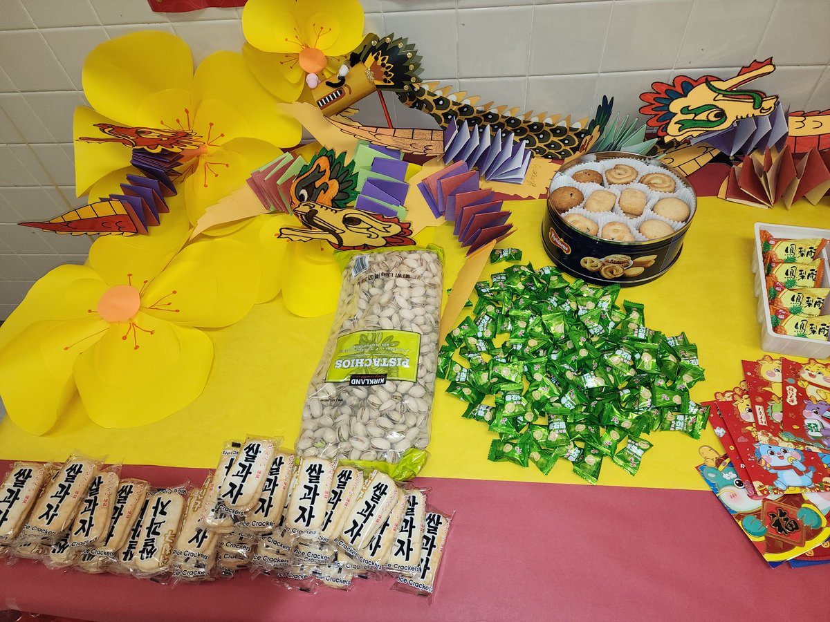 HayesESL1's tweet photo. Celebrating Lunar New Year for the staff here at Webb.  Excited to give teachers a red envelope. @Webb_Bears @GISD4EBs https://t.co/DJxJcUhrcF