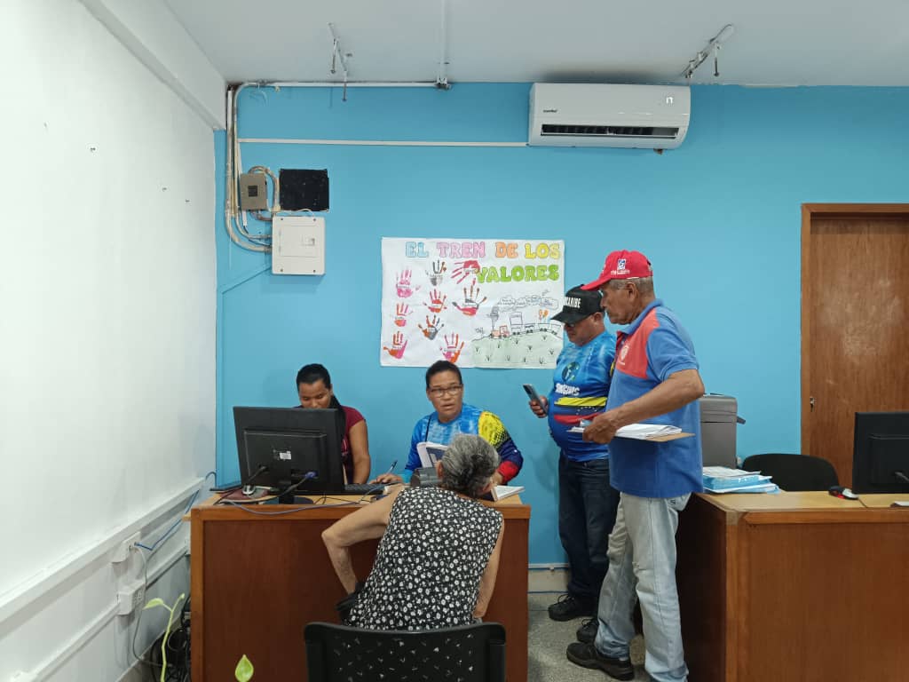 La Fundación Infocentro, se viste de alegría y entusiasmo para celebrar un camino lleno de logros, luces, sueños y conquistas, como lo soñó Chavez!! Espacios para servir al pueblo.
#FebreroRebelde 
<a href="/Gabrielasjr/">Gabriela Jiménez</a>
<a href="/BCHCHNE/">BCHCH Nueva Esparta</a>
<a href="/LaRosaInfoVE/">LaRosaInfoVE</a>
<a href="/ThaChacoa/">Tha@ha</a>
<a href="/INEsparta/">Infocentro Nueva Esparta</a> 
<a href="/BrigadasCHCH/">Brigadas comunicacionales Hugo Chávez</a>