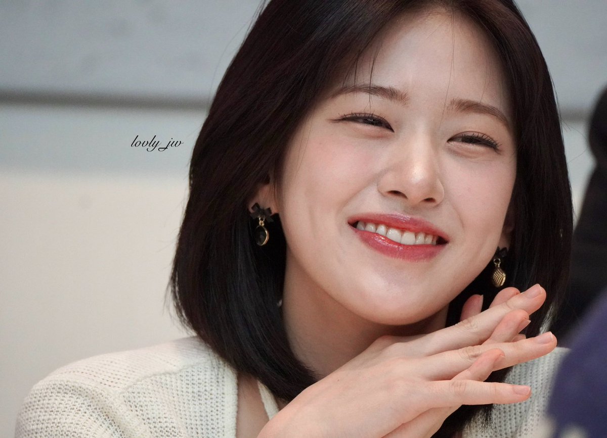 ayjpix's tweet photo. her eye smile 🥺😣 https://t.co/zEJ5sBrpYG