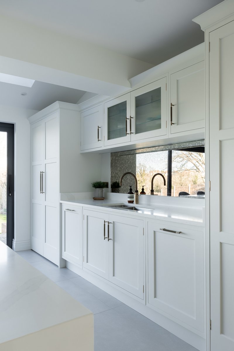 Fabulous John Ladbury Shaker style kitchen with quartz worksurfaces #quookerfusion #borainduction #neffappliances #johnladbury #newkitchen #kitchendesign #designerkitchen #jacobmilliganphotography #interiordesign #kitcheninspo #hertfordkitchens #londonkitchens #caplewinefridge