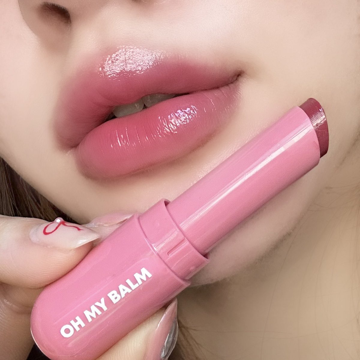 merireview's tweet photo. ลิปบาล์มปากใสนุ่มเด้ง สีชมพูคูลโทนสวยๆ ฉ่ำน้ำสุด oh my balm ของ 2P เบอร์ 05 ชมพูอมม่วงระเรื่อๆ สดใสขับผิว ละมุนมากก🎀 ♡ ⋆｡˚ https://t.co/550Lk60omX