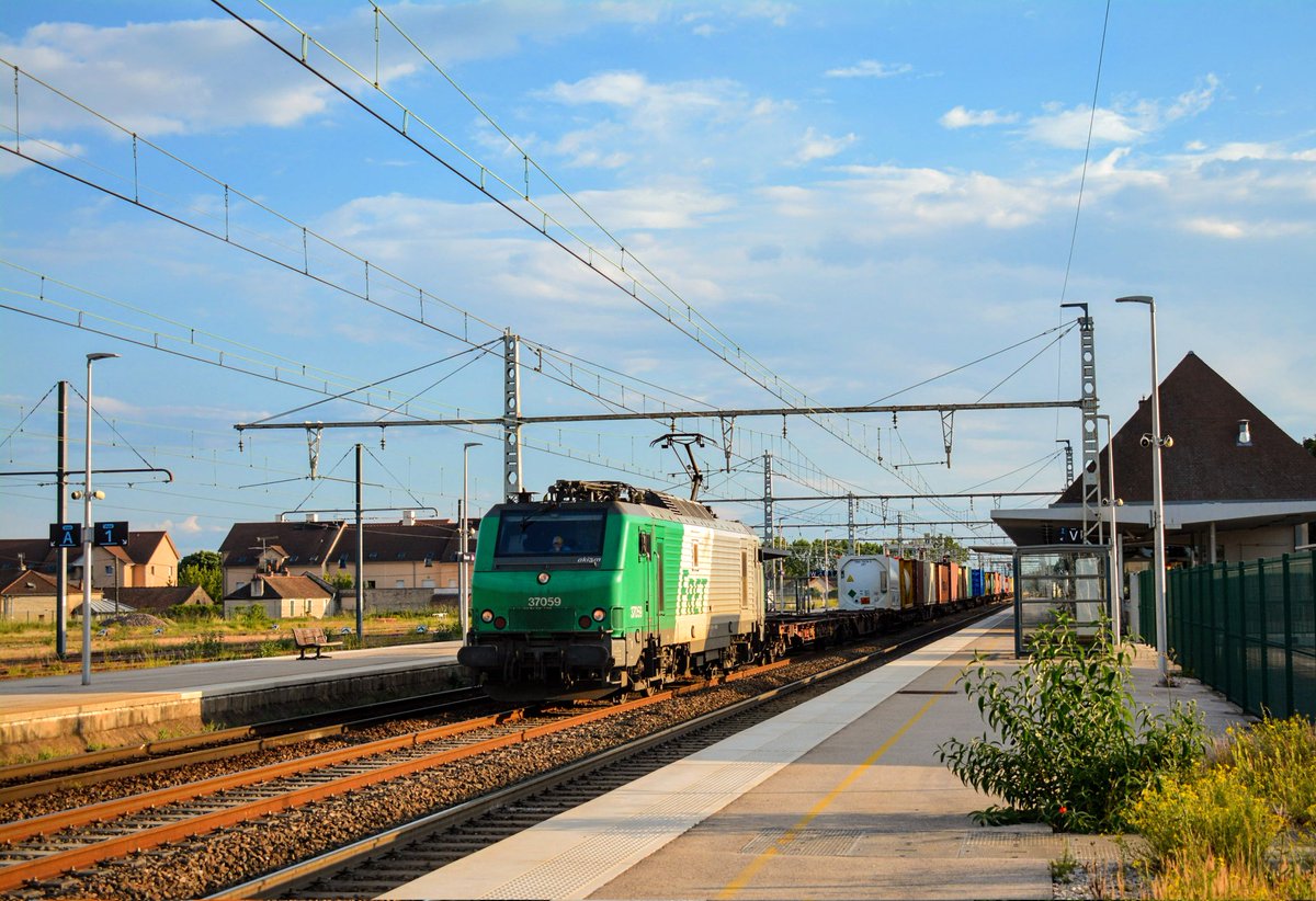 trainspotterBFC's tweet photo. Instant #trainspotting !
Avec ce #Naviland à l'arrêt, en gare de Beaune avec la BB37059 le 31 Mai 2023. https://t.co/XVKtqV4kDY
