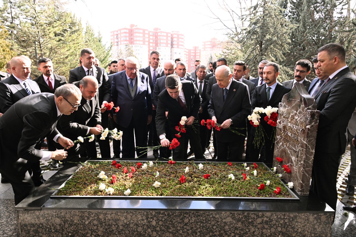 Genel Başkanımız Sayın Devlet BAHÇELİ, Partimizin Kuruluşunun 55. Yıldönümünde Başbuğ Alparslan TÜRKEŞ’in kabrini ziyaret edip dua etti.