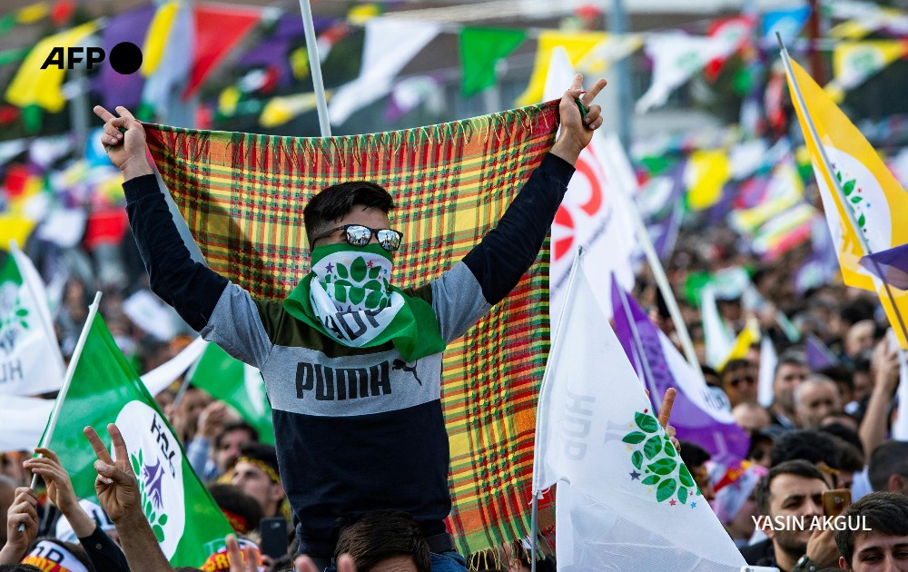 Turkey's pro-Kurdish party decides to run a low-profile candidate in Istanbul's mayoral election. This should help opposition leader Imamoglu stay in power and hurt Erdogan's chances of winning back his hometown. @AFP story u.afp.com/5GPF