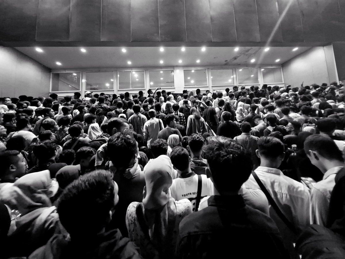 pipitmentari's tweet photo. Desak Anies Surabaya
Baru kali ini ikut, pengen merasakan vibe-nya, ternyata bikin merinding!
Banyak yang ga bisa masuk karena kapasitas di dalam sudah penuh.
Dan beliau keluar untuk menyapa kami yang ga bisa masuk 🥹 https://t.co/E77LFmaWqq