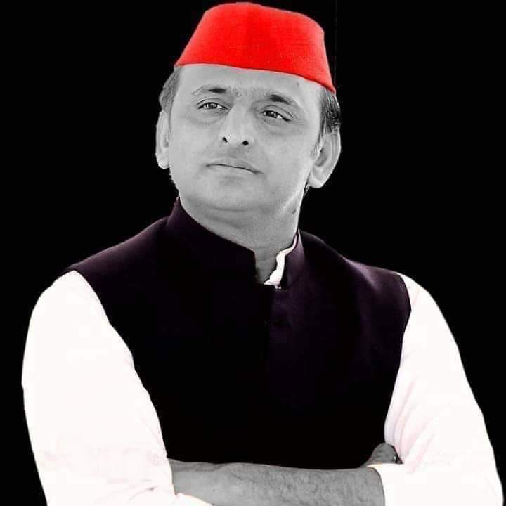 यादव.. यादव.. यादव... 
आखिर किस मिट्टी के बने होते हैं यादव?? जब संपूर्ण विपक्ष में NDA में जाने की होड़ लगी हो उस वक्त भी सीना तान के मजबूत स्तंभ की तरह सांप्रदायिक शक्तियों के सामने खड़े हैं, आँख में आँख डालकर मुकाबला कर रहे हैं,यही इनकी पहचान है,ये चीजे सबके बस की नहीं होती|