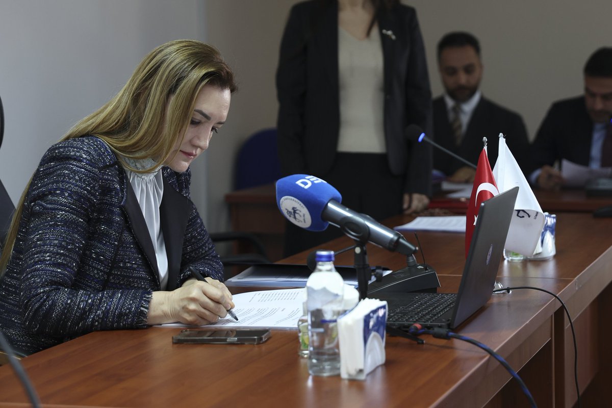 universitemDEU's tweet photo. Rektörümüz @hotar_nukhet başkanlığında Seferihisar Yerleşkemizdeki Fevziye Hepkon Spor Bilimleri ve Sporcu Sağlığı Uyg. ve Araş. Merkezi'nde gerçekleştirdiğimiz #universitemDEU Yönetim Kurulu Toplantısında, birimlerimizin 2023-2024 eğitim-öğretim yılının ikinci yarısına hazırlıkları, yeni hizmet birimlerimizin genel değerlendirmesi ve akademik kadro atamalarına yönelik görüşmeler sağlandı.