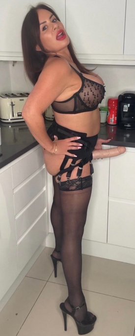 On cam now bitches &hellip;&hellip;. https://t.co/kVfHLD0myY https://t.co/EnUWx6sDop